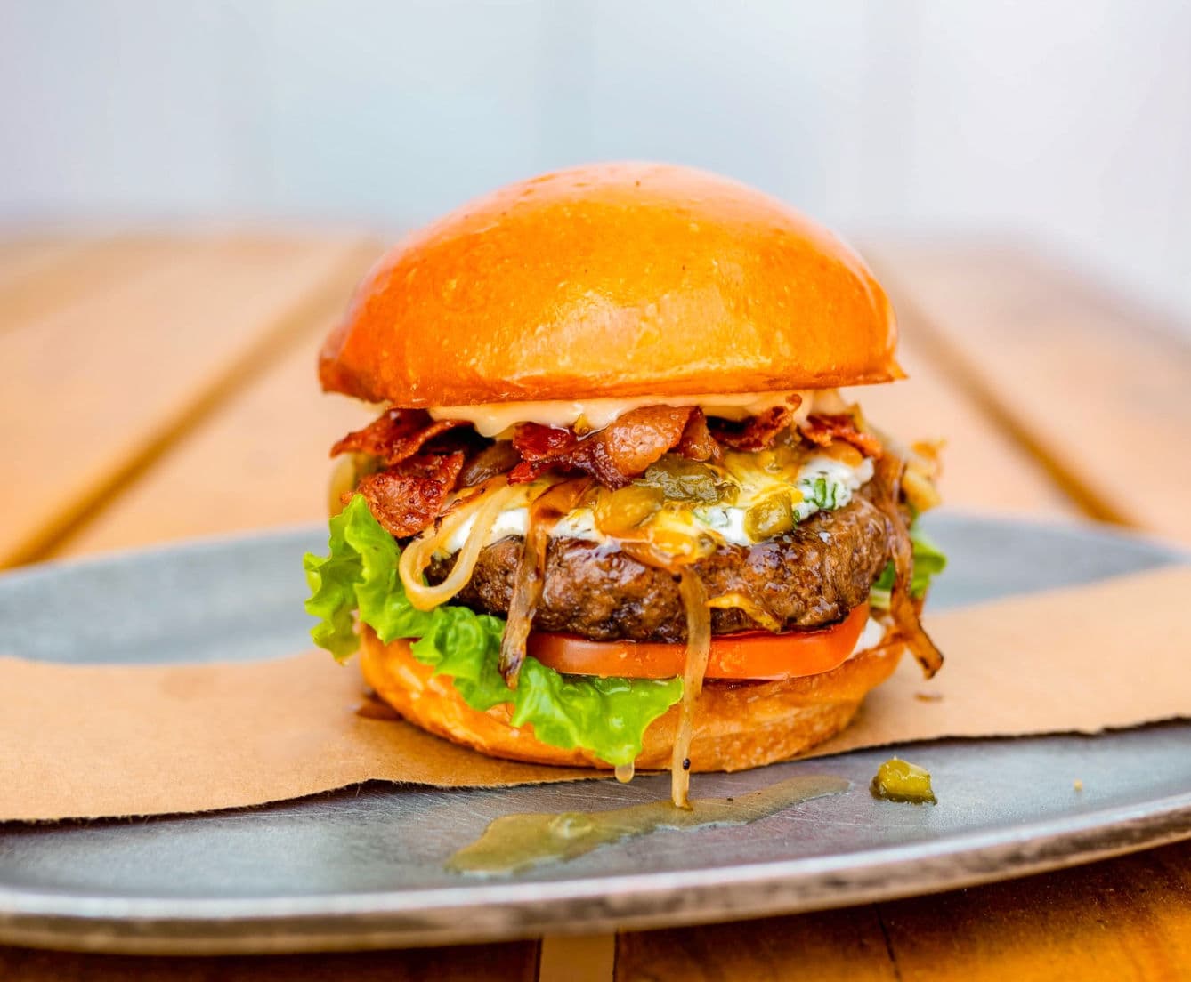 Burger med ost og bacon